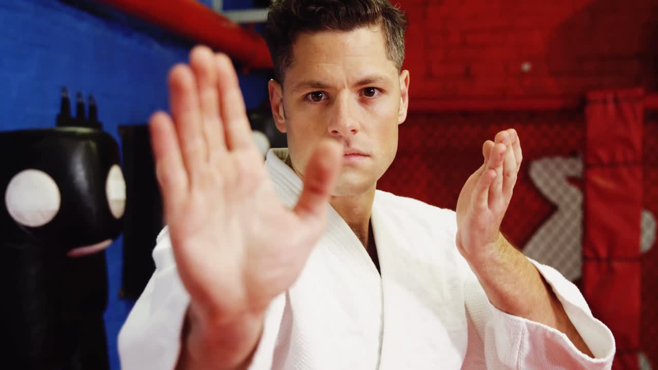 hombre practicando karate