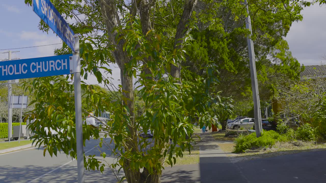 señal cerca del árbol en la playa de currumbin
