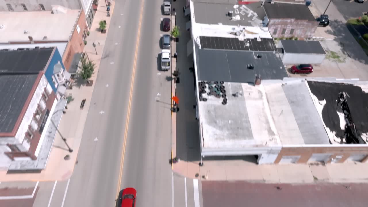 centro de geneseo, illinois con video de drones siguiendo los coches por encima y inclinándose para revelar la ciudad
