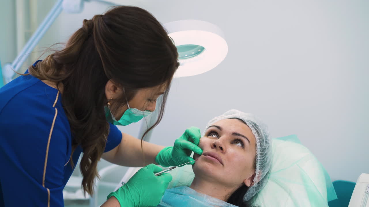 esteticista con máscara hace inyección de relleno facial al cliente