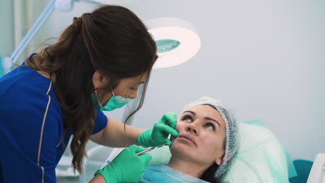beautician-in-mask-does-facial-filler-injection-to-client