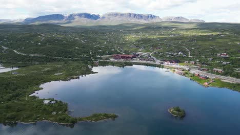 ciudad de geilo, ustedalsfjorden y área de esquí de deportes de invierno durante el verano en viken, noruega - recorrido aéreo