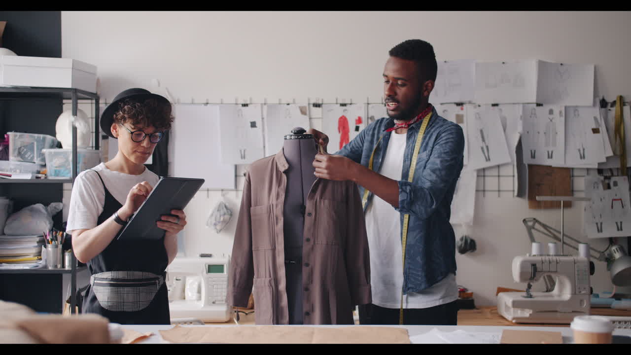 diseñadores de moda trabajando en un estudio