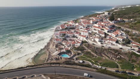 Charmante-Azenhas-Do-Mar-Stadt-Auf-Klippen-Mit-Blick-Auf-Die-Atlantikküste