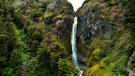 New-Zealand-Drone-Aerial-of-Devil’s-Punchbowl-Waterfall,-Flying-Towards-Falls