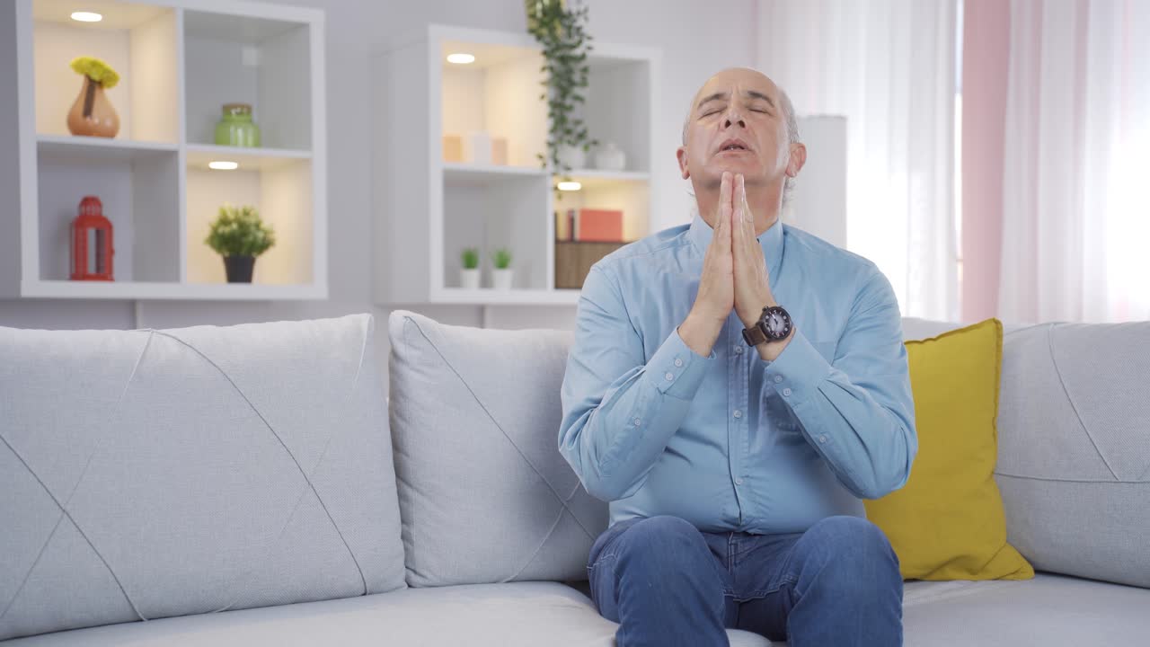 기도하는 기독교인 노인.