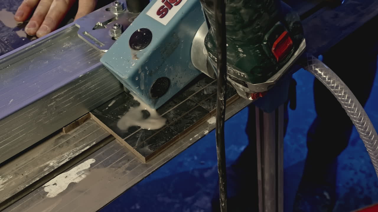 타일 절단기로 타일을 절단하는 것