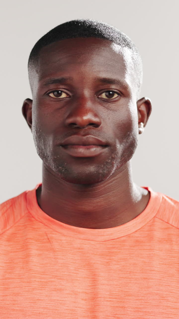 Primo piano di un giovane uomo afroamericano che batte le palpebre