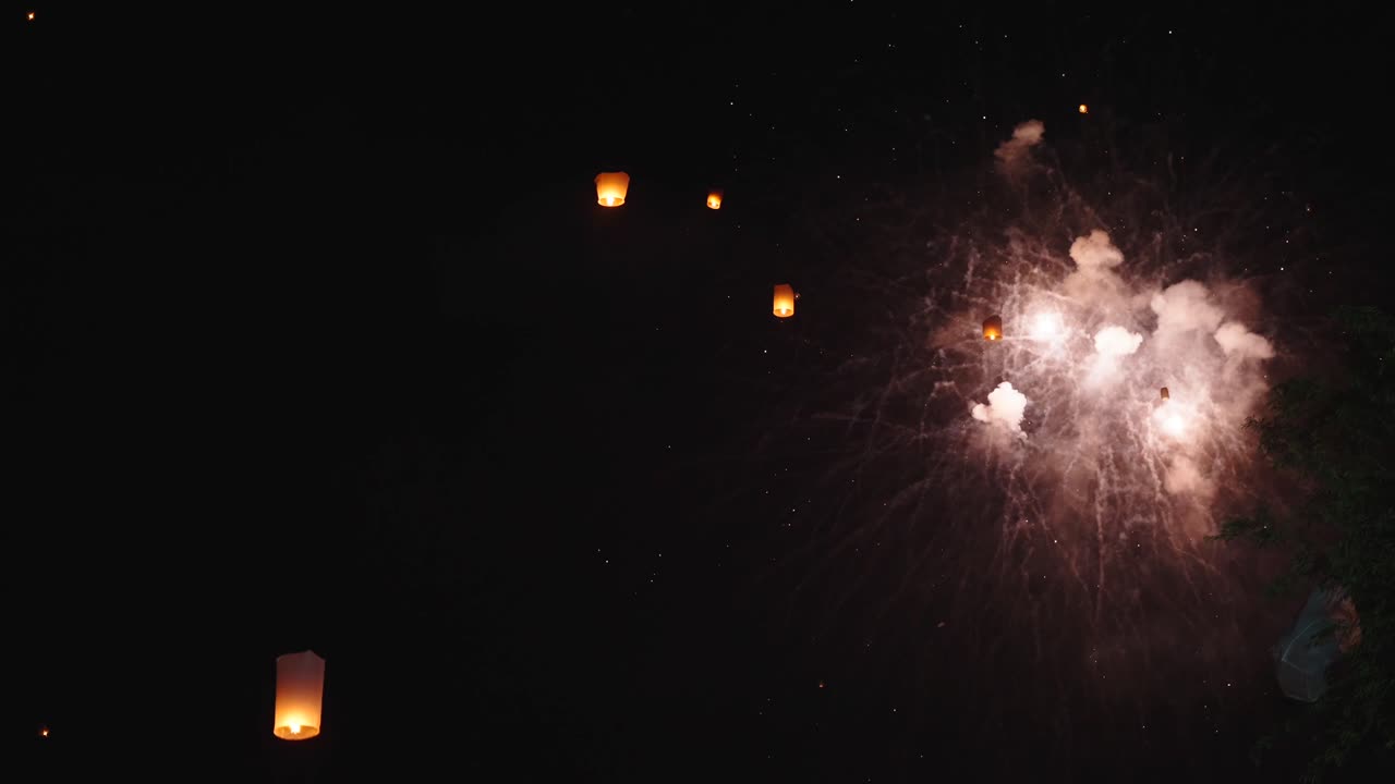 Fuochi d'artificio e lanterne volanti