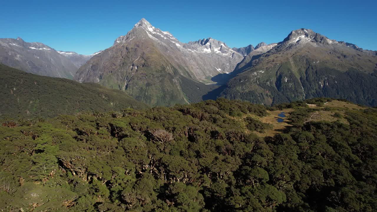 vista aérea de la cumbre clave en el parque nacional de fiordland, paisaje alpino de altos picos montañosos