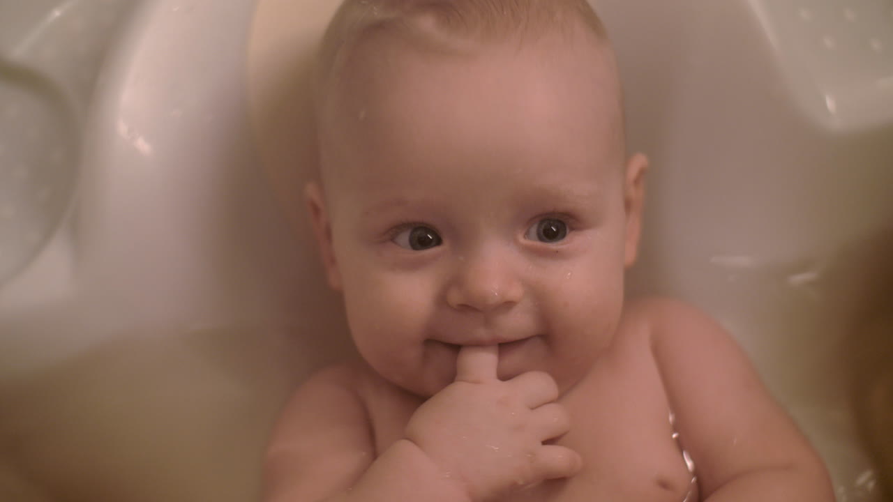 una niña feliz bañándose