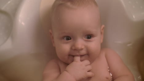 una niña feliz bañándose