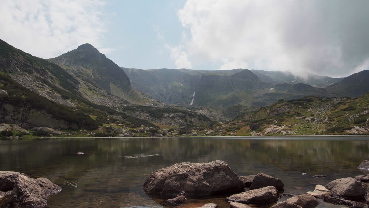 el lago de peces en las montañas de rila en bulgaria