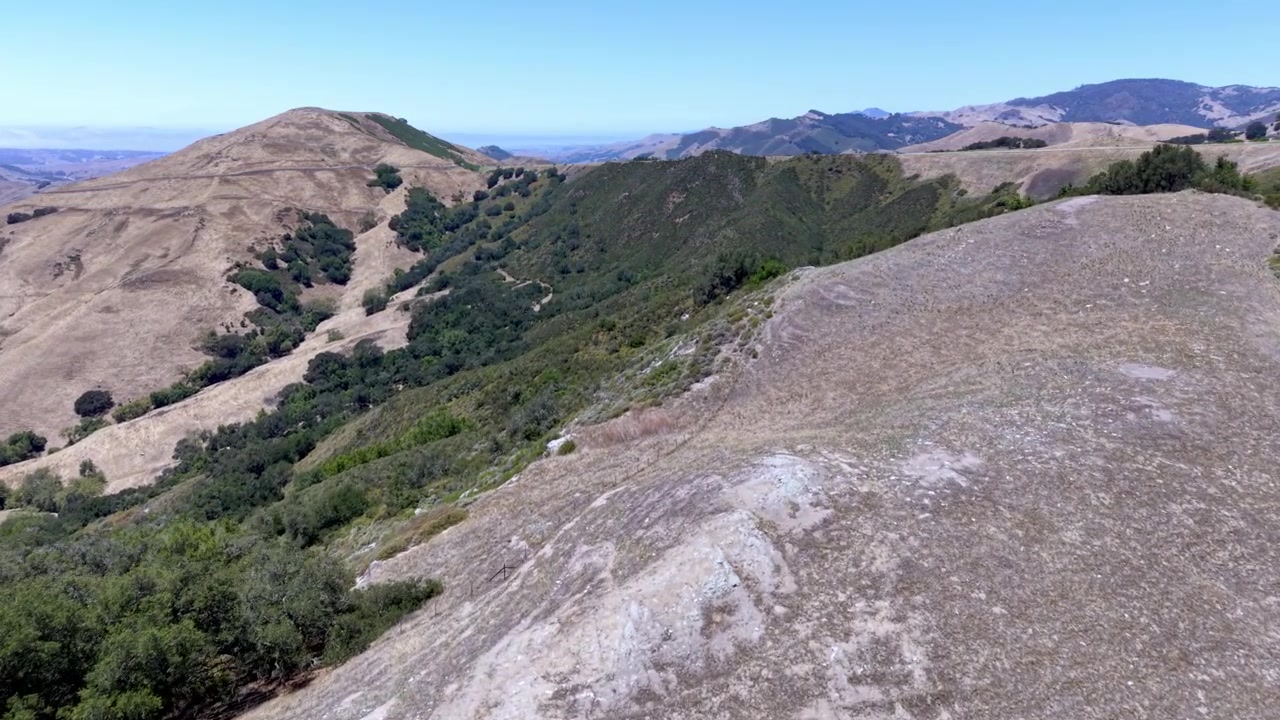 Flyfoto over åslandskap i California