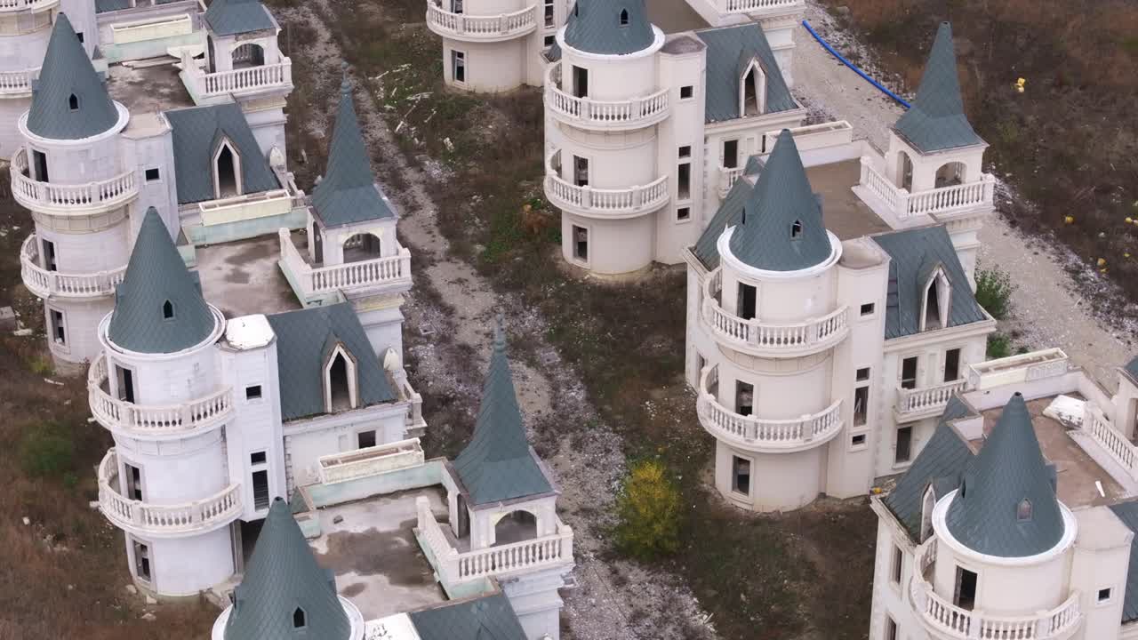 Riveittäin tyhjiä luksuskoteja Burj Al Babasissa Turkissa