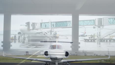 animación de un avión en la pista sobre el aeropuerto