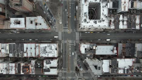 un ángulo alto, vista de arriba hacia abajo sobre harlem, nueva york en un día nublado