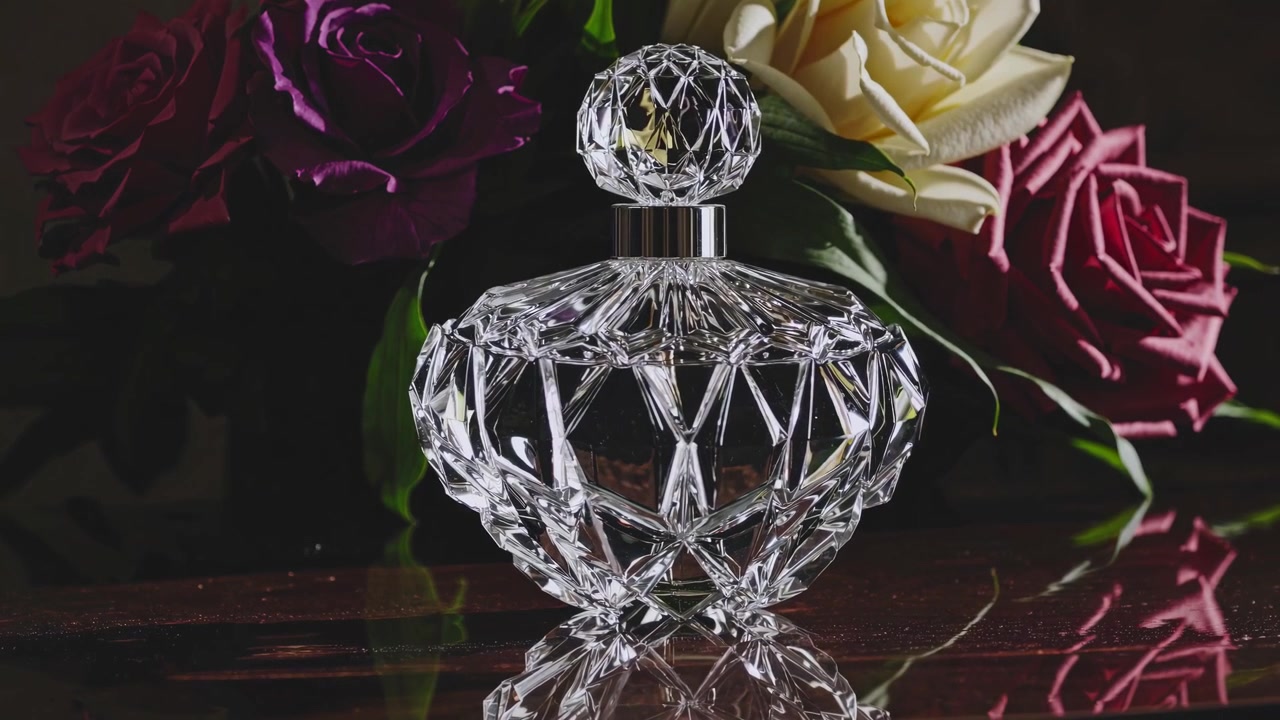 Flacone di Profumo in Cristallo con Rose su Sfondo Scuro