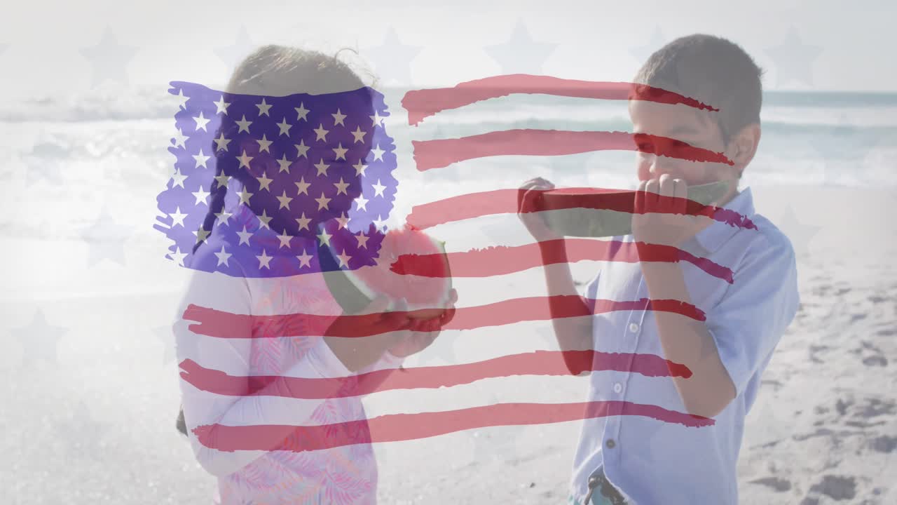 animación de la bandera de los estados unidos de américa sobre un niño y una niña biraciales comiendo sandía en la playa.