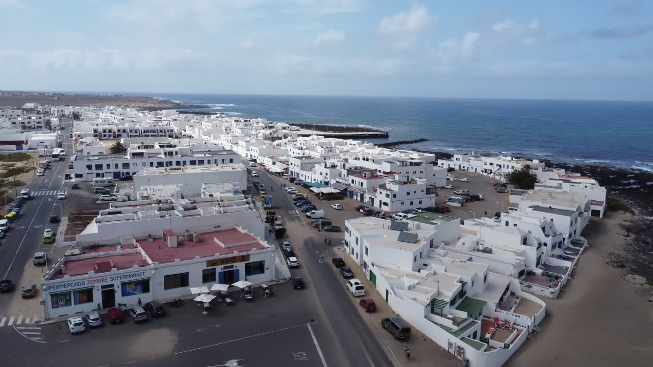 drones sobre el impresionante pueblo de famara en el norte de la isla canaria de lanzarote, tiempo soleado
