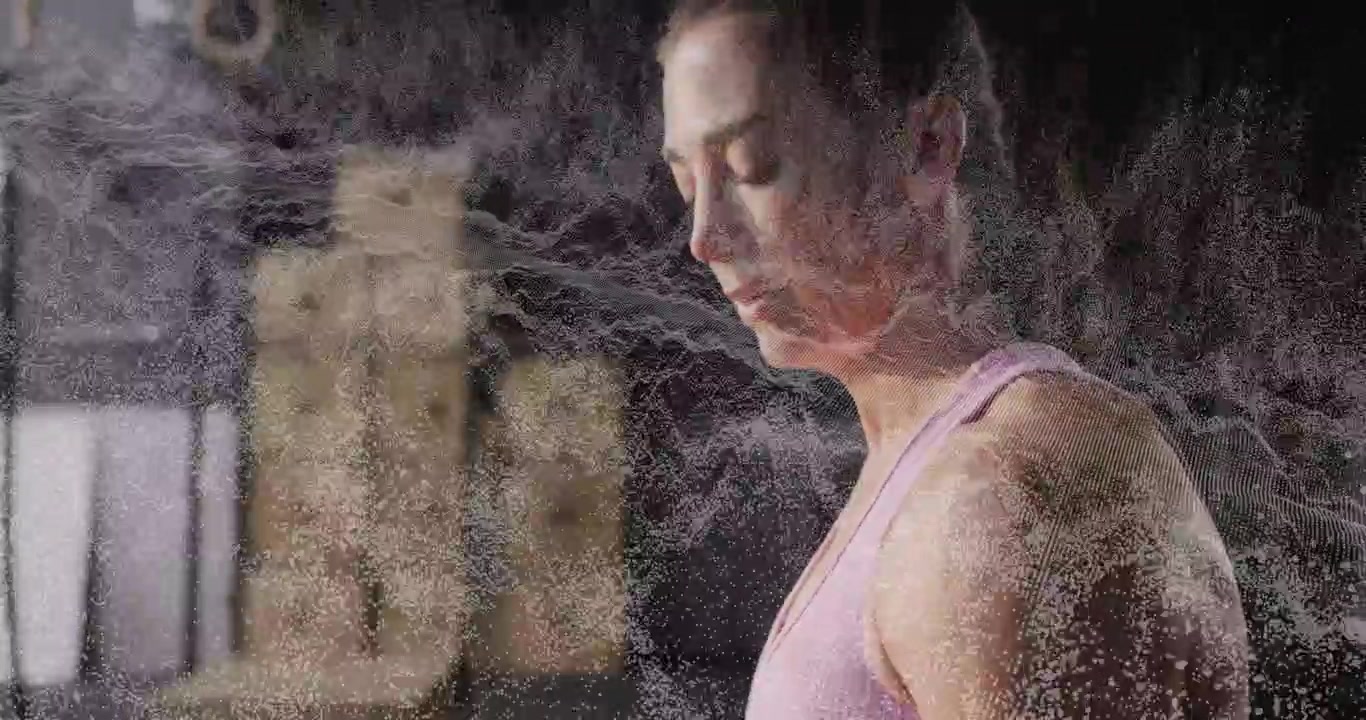 Levantador focado em fitness esfregando giz nas palmas das mãos, criando uma nuvem de pó com efeito de malha para a preparação do levantamento.