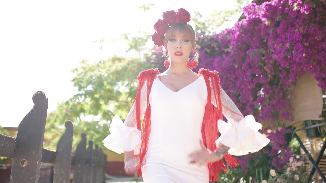 Donna elegante in abito tradizionale da flamenco bianco in posa all'aperto