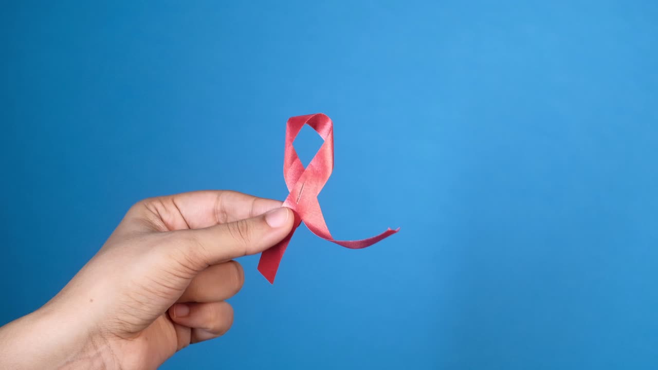 mano con la cinta roja conciencia
