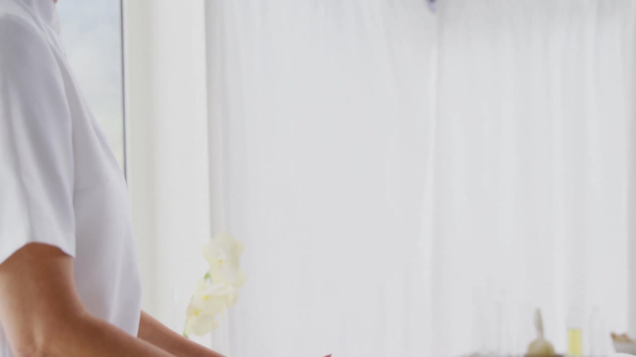 치료사가 환자를 돌보고 있습니다.