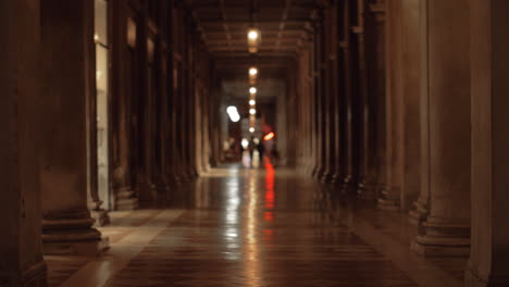 dentro de un antiguo edificio en la plaza de san marco, venecia, italia