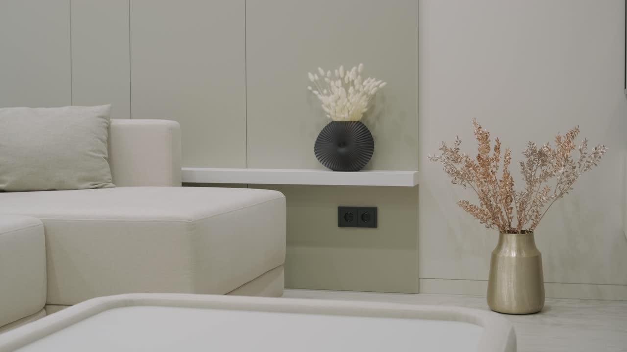 현대적인 거실 인테리어 디자인과 장식: 거실에 색 소파, 식탁과 목조 의자, 주방 카운터 및 캐비, 발코니와 함께 4k 비디오 3d 렌더링 아파트 방