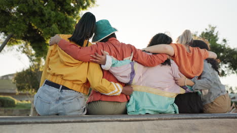 mujer, amigos y abrazos en relajarse en el parque por el amor