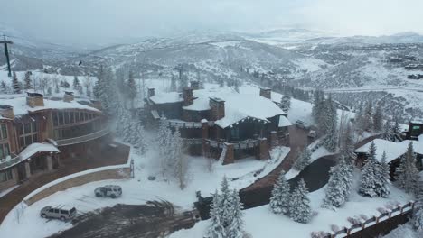 Aerial-view-of-a-Leisurely-Vacation-in-Deer-Valley's-Beautiful-Forest-with-Scenic-Mountain-Views