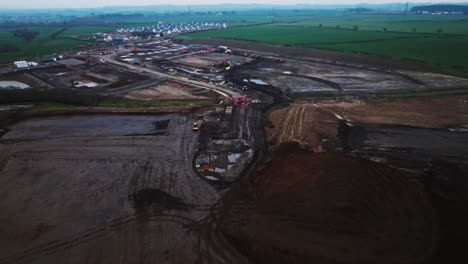 tomada aérea del establecimiento de las obras de tierra que preparan el área para un complejo de viviendas