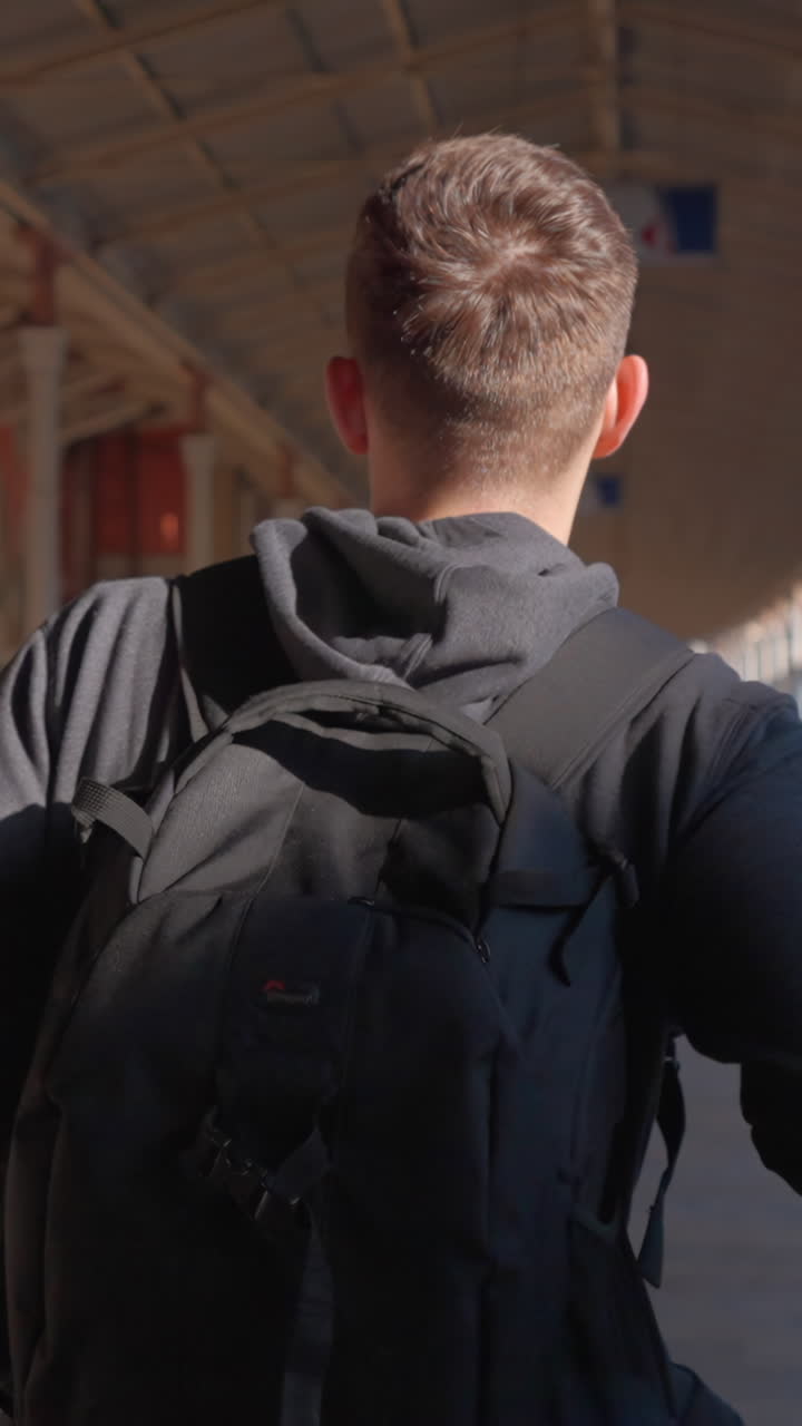 기차역 에 있는 젊은 남자