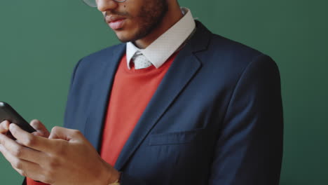 hombre de negocios usando un teléfono inteligente