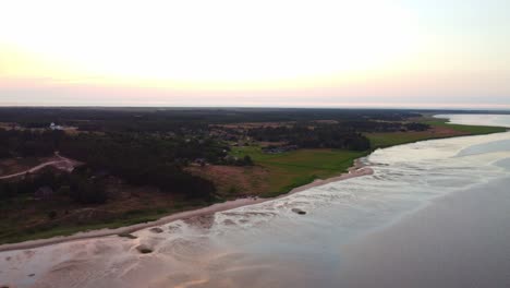 hermosa playa de arena y océano isla de romo al atardecer
