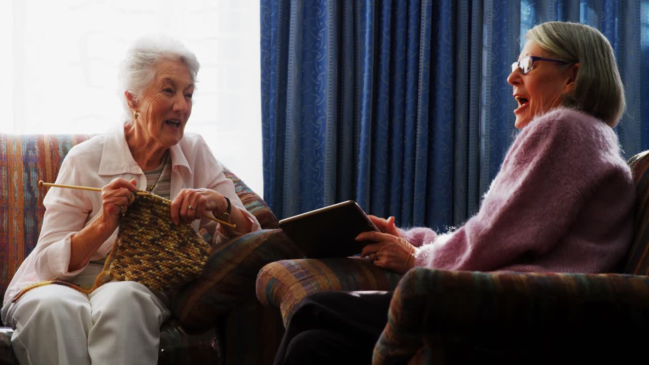 은 친구들이 서로 교류하는 4k