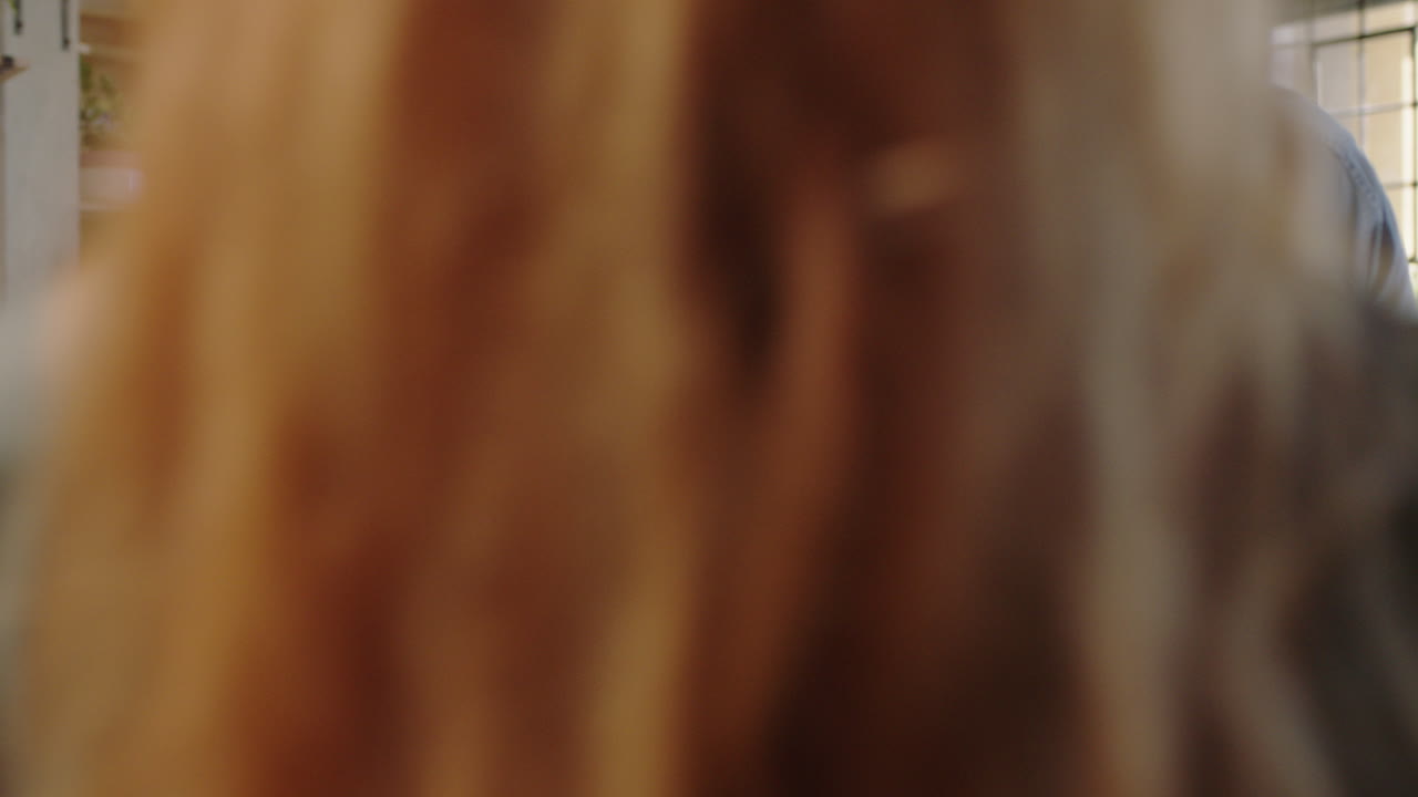 jóvenes empresarios diversos haciendo una lluvia de ideas equipo de diseño gráfico usando computadoras tablet diseñando diseño de sitios web compartiendo ideas trabajando juntos en un proyecto creativo en una oficina de moda