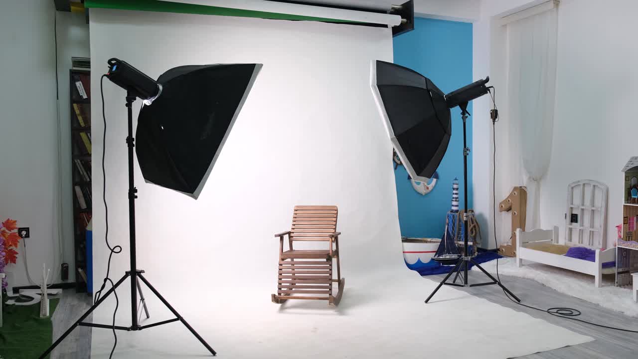 두 개의 육각형 스튜디오 조명을 가진 사진 또는 비디오 스튜디오. 녹색 스크린과 고정 의자