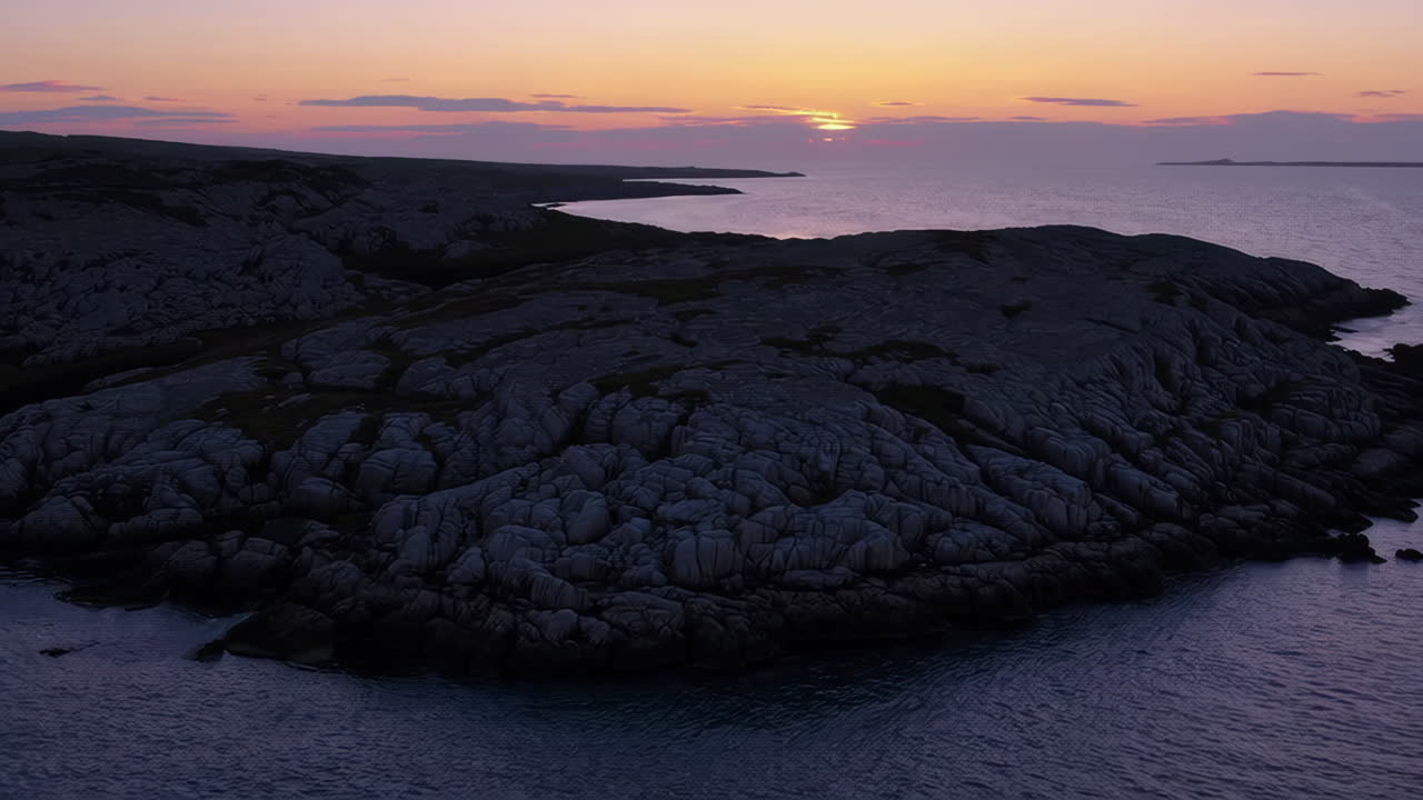 Dramatisk klippekystlinje ved solnedgang