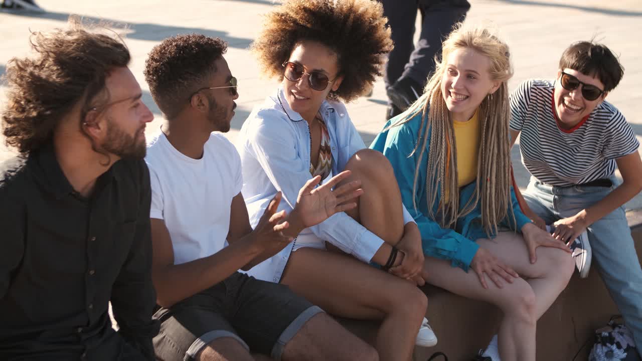 거리에서 햇빛에 콘텐츠 현대 친구