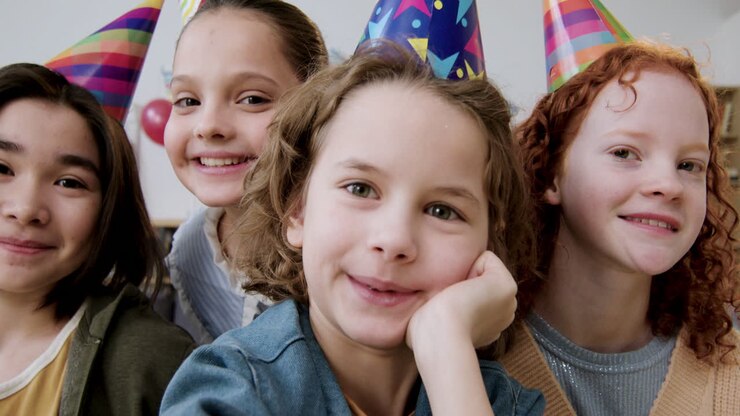 Bambini con cappellini da festa