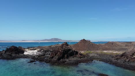 Imágenes-De-Sobrevuelo-Aéreo-De-Drones-De-4k-De-La-Clara-Y-Hermosa-Costa-Escarpada-De-La-Isla-De-Los-Lobos-En-Las-Islas-Canarias-De-España