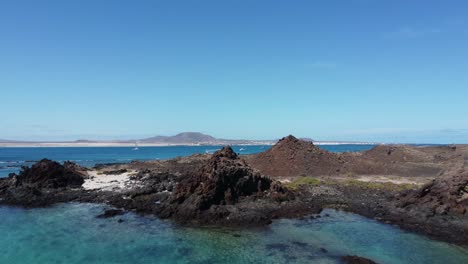 imágenes de sobrevuelo aéreo de drones de 4k de la clara y hermosa costa escarpada de la isla de los lobos en las islas canarias de españa