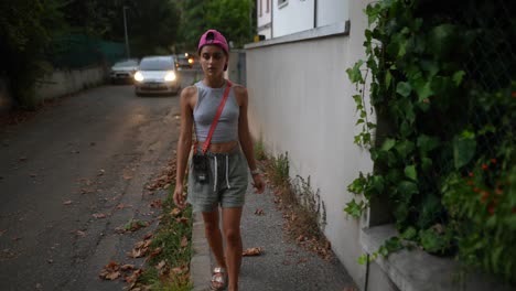 mujer caminando por una calle de la ciudad