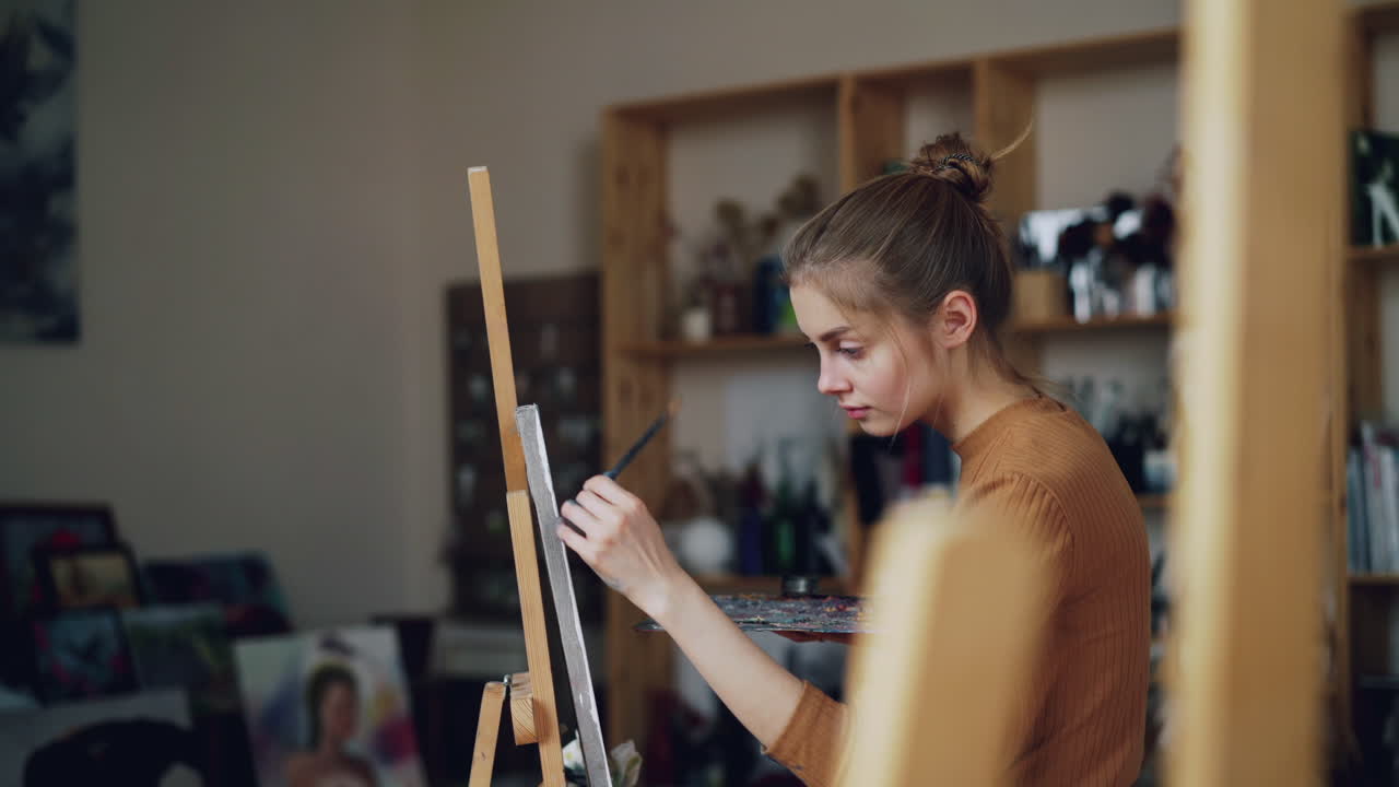 Kvinde der maler i kunststudie