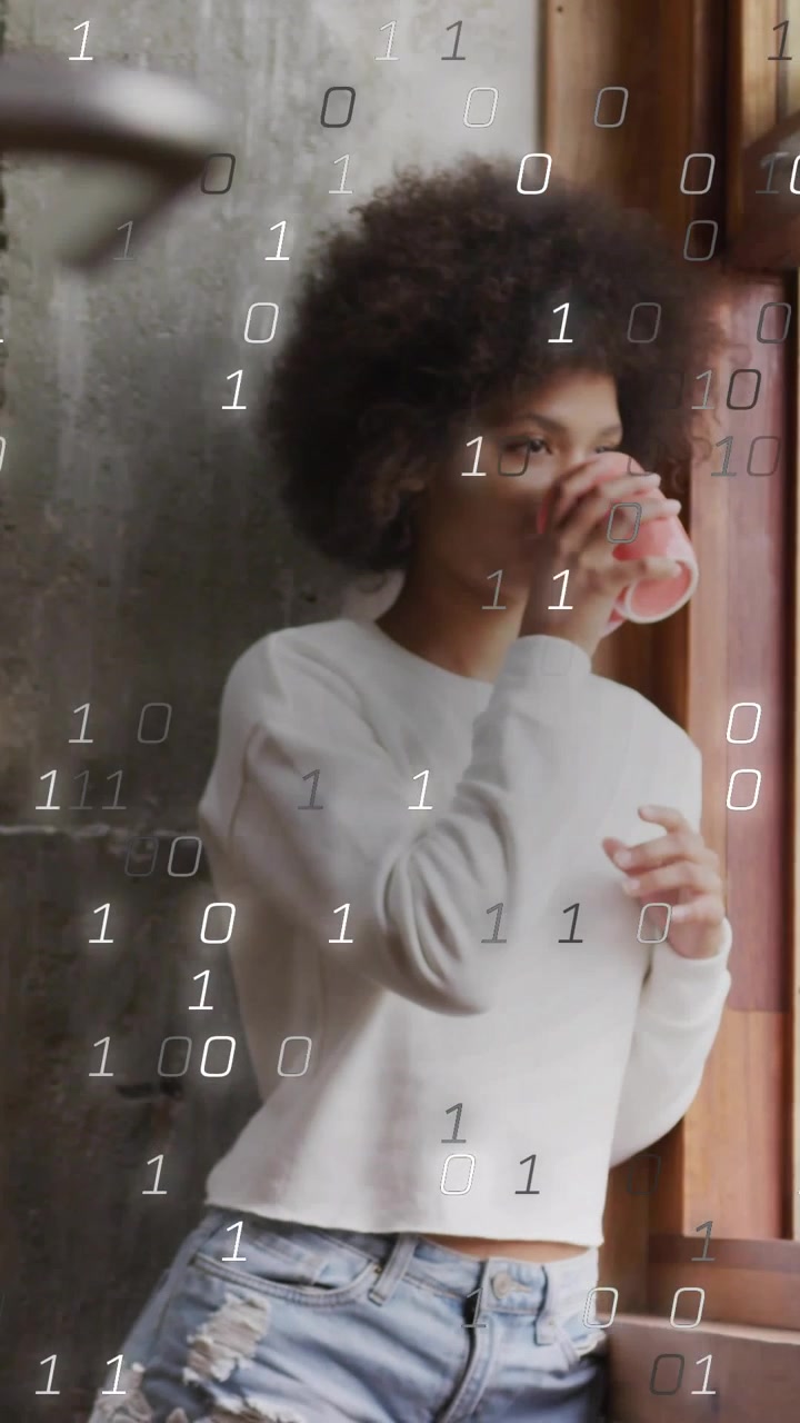 Video verticale: Donna che sorseggia da una tazza rosa, scansionando una finestra mentre il sorso provoca la crescita di un overlay tecnologico 01