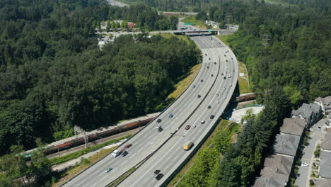 vista aerea dell'autostrada trans-canada a burnaby, greater vancouver, british columbia