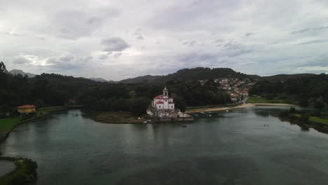 Kirche-„Our-Lady-Of-Sorrows-Lake“-In-Llanes,-Barro,-Spanien