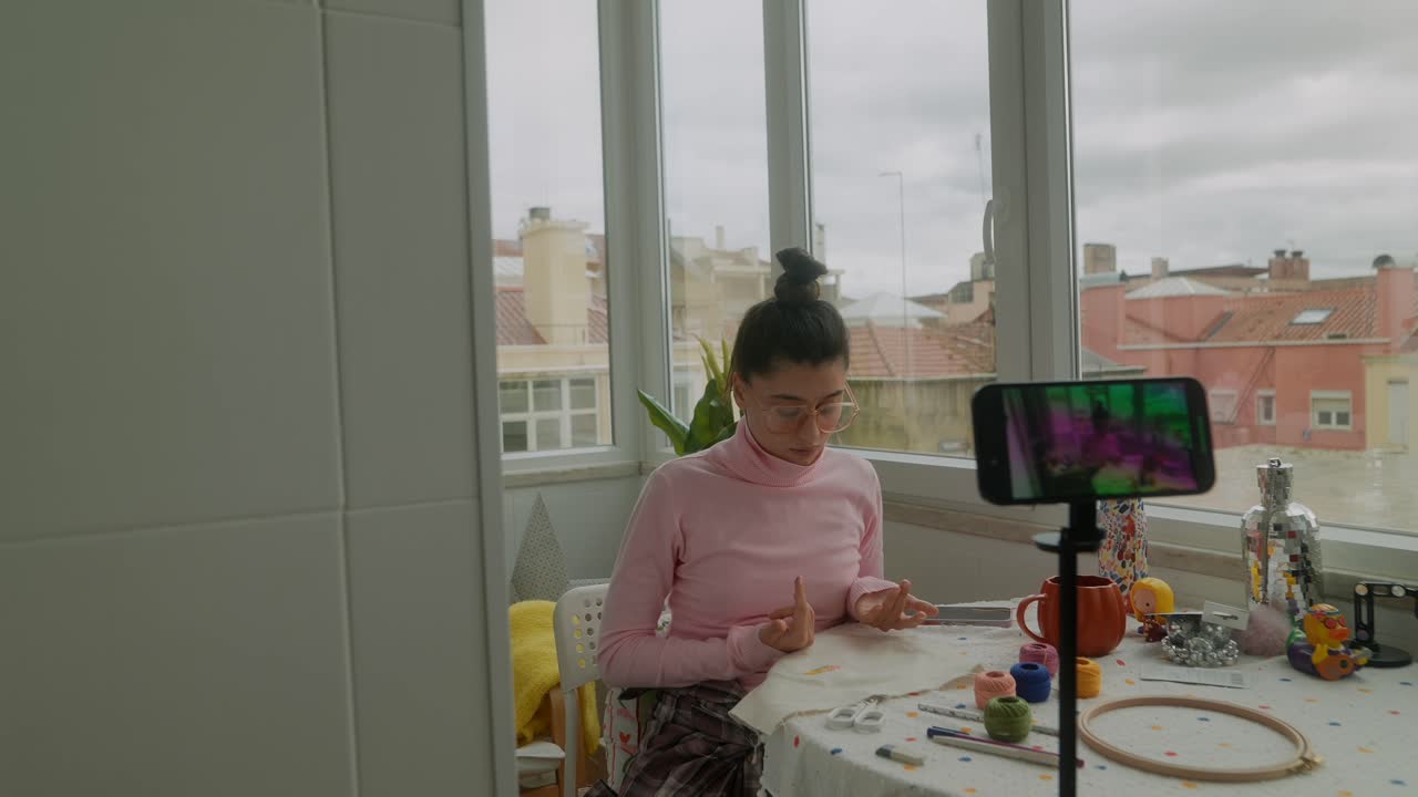 Giovane donna che registra un vlog su artigianato e progetti fai da te a casa